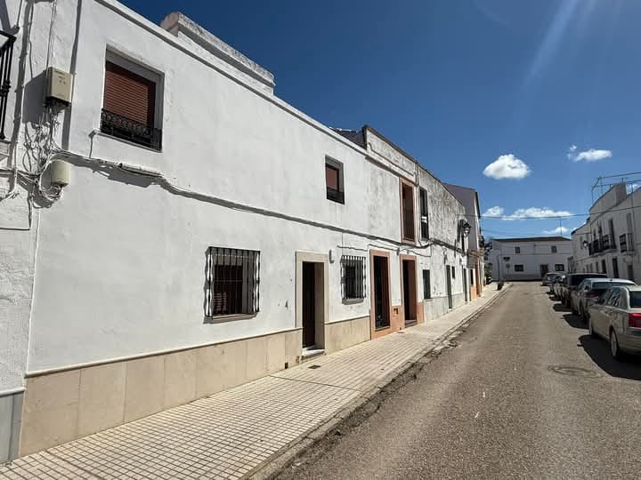Gran casa de 180 metros cuadrados, aproximadamente, en pleno centro de Olivenza. Gran casa de 180 metros cuadrados, aproximadamente, en pleno centro de Olivenza.