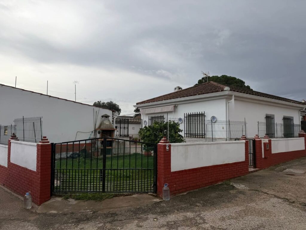 Preciosa parcela con chalet carretera de Valverde