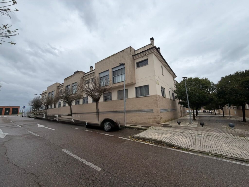 Piso en Badajoz con patio, plaza de garaje y trastero