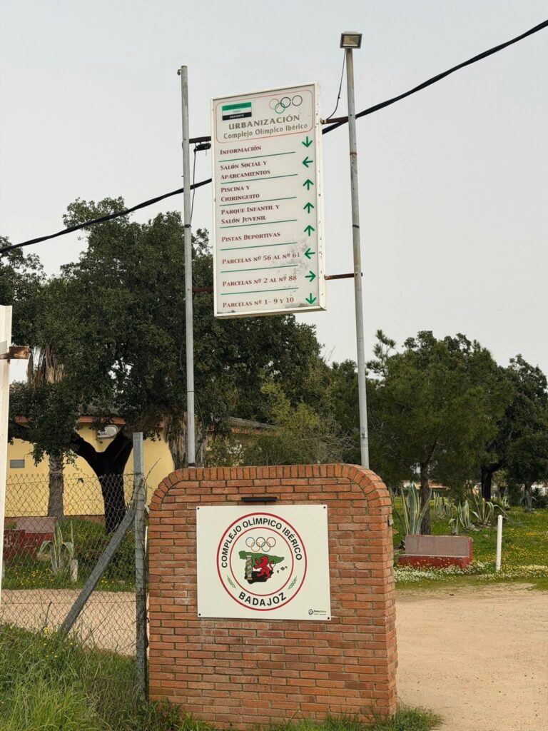 Parcela con chalet hipotecable en Badajoz