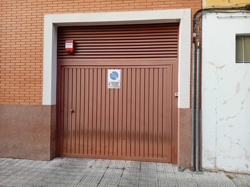 Plaza de garaje muy amplia y de fácil acceso en edificio de reciente construcción.