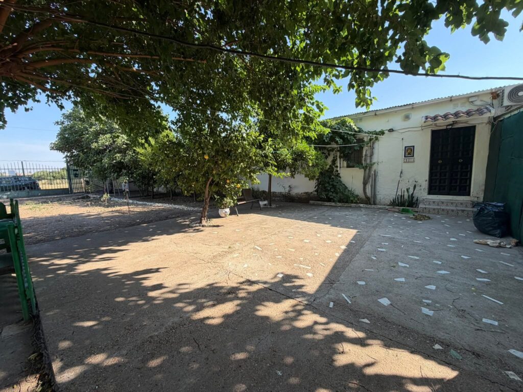 Parcela urbana con chalet en Badajoz